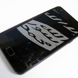 Móvil con la bandera de ISIS en la pantalla