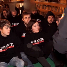 Los activistas de Askekintza, durante la protesta por la que han sido multados con 7.200 euros.