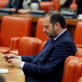 El ministro de Fomento, José Luis Ábalos, durante la reunión de la Diputación Permanente. (JUAN CARLOS HIDALGO | EFE)