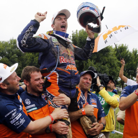 Marc Coma celebra con sus compañeros de equipo su victoria en el Dakar. - REUTERS