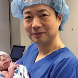 John Zhang sujeta al bebé Abrahim Hassan.- CENTRO NEW HOPE DE NUEVA YORK