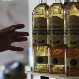 Varias botellas de la tequila Jose Cuervo Tequila, en un bar de  Mexico DF. REUTERS/Edgard Garrido