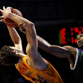 El pívot croata del Barcelona, Ante Tomicel (i) recive un manotazo del pívot estadounidense del Unicaja Richard Hendrixdurante la final de la Supercopa Endesa. / JORGE ZAPATA (EFE)