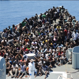 Inmigrantes rescatados del mar por la fragata F-84 'Reina Sofía', en su proa. Armada Española