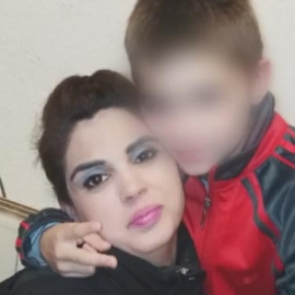 El menor junto a su madre en una fotografía de archivo.