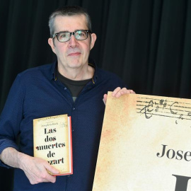 Joseph Gelinek, seudónimo del periodista Máximo Pradera, durante la presentación de su novela 'Las dos muertes de Mozart'.- EFE