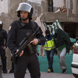 La Policía, durante las detenciones de los cinco presuntos yihadistas. EFE