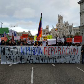 La cabecera de la manifestación clamaba en contra del olvido de las personas agredidas por el "racismo institucional". | Foto: Guillermo Martínez