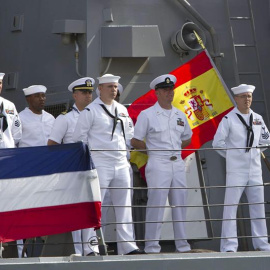 Parte de los 338 miembros de la tripulación del "USS Carney", el último destructor arribado a Rota (Cádiz)  y que integra el escudo antimisiles de la OTAN. EFE/Román Ríos.