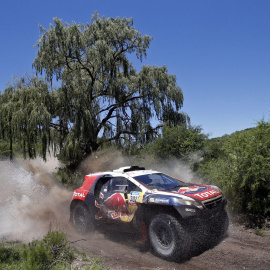 El piloto francés Stephane Peterhansel circula durante la 12 etapa del Dakar, entre Termas del Río Hondo y Rosario. - REUTERS