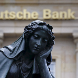 Estatua cerca del  Deutsche Bank en Frankfurt, en una imagen de archivo.  REUTERS/Kai Pfaffenbach