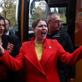 La líder demócrata liberal de Gran Bretaña, Jo Swinson, acompañada por Humaira Ali, candidata de los demócratas liberales por Bermondsey y Old Southwark, durante la campaña.- REUTERS