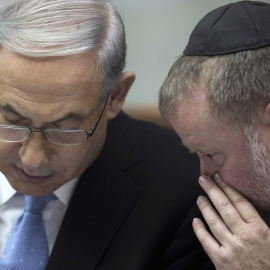 El primer ministro de Israel, Bejamin Netanyahu, conversa con uno de sus asesores. - REUTERS