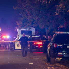 17/11/2019.- Una agente de Policía trabaja alrededor de la zona del tiroteo en Fresno, California.MAS OVALLE