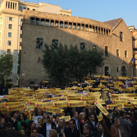 Concentració aquest dijous a la Plaça de la Catedral de Barcelona el dia que es compleixen set mesos de l'empresonamnet de Jordi Cuixart i Jordi Sànchez. / ANC.