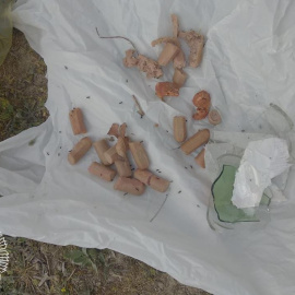 Múltiples trozos de salchichas con alfileres./Twitter Policía Municipal de Madrid