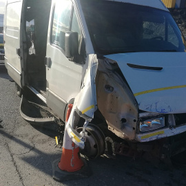 Así ha quedado la furgoneta tras impactar contra la puerta del paso fronterizo del Tarajal. / EFE