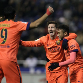 Messi celebra con Neymar y Luis Suárez uno de sus tantos. - EFE