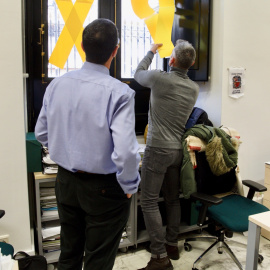 Ertzainas retiran los lazos amarillos de las ventanas de Bildu en la Cámara vasca. | EFE