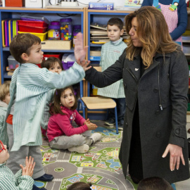 La presidenta de la Junta de Andalucía, Susana Díaz , a su llegada al colegio Antonio Machado de Jerez de la Frontera (Cádiz), que ha inaugurado este lunes. EFE/Román Ríos.