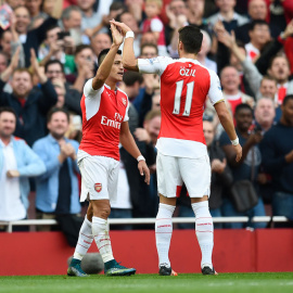 Alexis y Özil celebran uno de los goles del Arsenal contra el United. /REUTERS