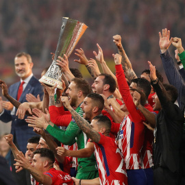 Los jugadores del Atlético celebran la consecución del título de la Europa League tras ganar en la final al Olympique de Marsella. /REUTERS