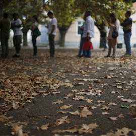 Varias personas hacen cola para votar en un colegio de Lisboa (Portugal). REUTERS/ Rafael Marchante