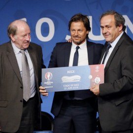 El exjugador de fútbol francés Daniel Bravo(centro), en una imagen de archivo. / AFP