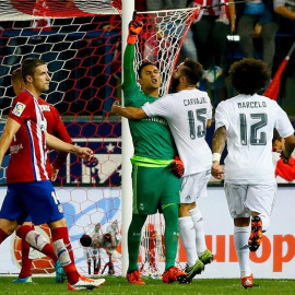 Keylor Navas celebra su parada en el penalti lanzado por Griezmann. /EFE