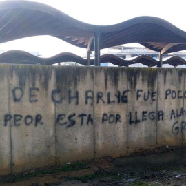 Pintada con tintes yihadistas que ha aparecido en la fachada de la estación de autobuses de la localidad onubense de Lepe. / FERMÍN CABANILLAS / EFE