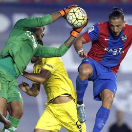 El delantero argelino del Levante Nabil Ghilas (d) ante el portero del Villarreal, el francés Alphonse Aréola (2i). /EFE