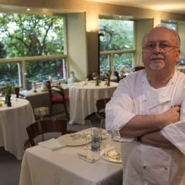 El chef Jean-Louis Neichel, a la entrada de su restaurante. EFE/Alejandro García