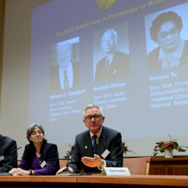 Miembros del Instituto Karolinska anuncian el Premio Nobel de Medicina 2015