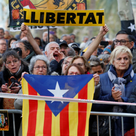 18/11/2019 - Manifestantes frente al TSJCat, donde Quim Torra se sienta en el banquillo acusado de un delito de desobediencia. / REUTERS - ENRIQUE CALVO