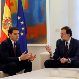 El presidente del Gobierno, Mariano Rajoy, durante la reunión que mantuvo esta mañana con el líder de Ciudadanos, Albert Rivera (izda), con quien buscará recomponer un frente al desafío secesionista en Cataluña, después de que la formación 
