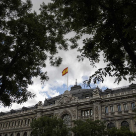 La bandera española en la fachada del Banco de España. REUTERS