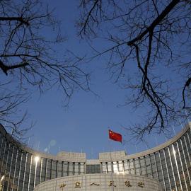 La bandera china sobre el eificio del Banco Popular de China, el banco central del gigante asiático. REUTERS/Kim Kyung-Hoon