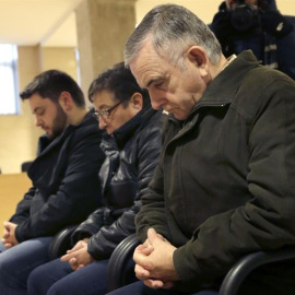 El electricista Manuel Fernández Castiñeiras (d), autor confeso del robo del Códice Calixtino, al comienzo del juicio, esta mañana en Santiago. /EFE