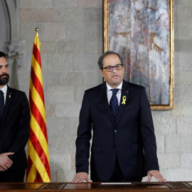 Quim Torra (d), acompañado por el presidente del Parlament, Roger Torrent (i), toma posesión de su cargo como presidente de la Generalitat en un acto celebrado hoy en el Saló Verge de Montserrat del Palau de la Generalitat. EFE/Alberto Esté