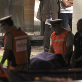 Agentes de policía trasladan el cuerpo sin vida del fiscal argentino Alberto Nisman. EFE/David Fernández