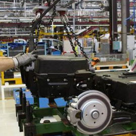 Trabajadores en una fábrica de automoción. -EFE