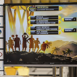 La Copa del Rey y de fondo el cuadro de emparejamientos de los cuartos de final. /EFE