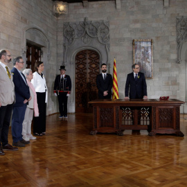 QUim Torra pren possessió com a president de la Generalitat en un acte de format reduït, amb el president del Parlament, el secretari del Govern i familiars convidats. EFE / Alberto Estévez