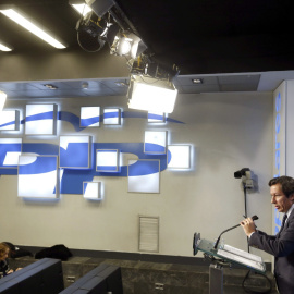 El vicesecretario de Organización del PP, Carlos Floriano, durante la rueda de prensa que ha ofrecido  en la sede de su partido en Madrid. EFE/Javier Lizón
