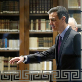 El presidente del Gobierno, Pedro Sánchez, durante una visita a la sede de la RAE. - EFE
