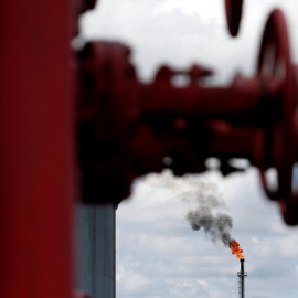 Una llamarada en una chimenea de la refinería Sapugaskanda de la Ceylon Petroleum Corporation (CPS) en Colombo (Sri Lanka). REUTERS / Dinuka Liyanawatte