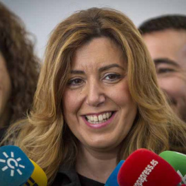 La presidenta de la Junta de Andalucía, Susana Díaz (PSOE), atiende a los periodistas en  Jerez de la Frontera (Cádiz).EFE/Román Ríos.