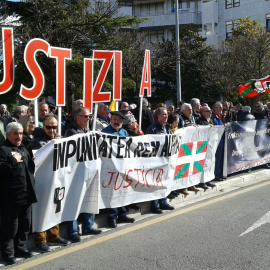 Dos centenares de personas han protestado este viernes frente a los juzgados de Vitoria por el archivo de la querella contra la matanza del 3 de marzo de 1976.