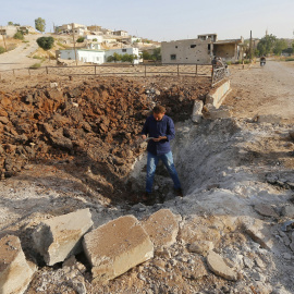 Cráter producido por un bombardeo ruso en la ciudad siria de Latamneh, en la región de Hama. - REUTERS