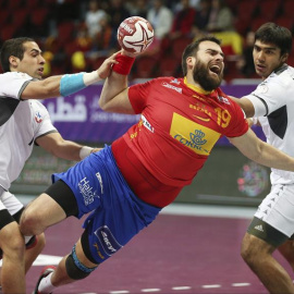 El jugador de la selección española de balonmano Juan Andreu (c), lucha por el balón durante el partido del Grupo A entre España y Chile. /EFE